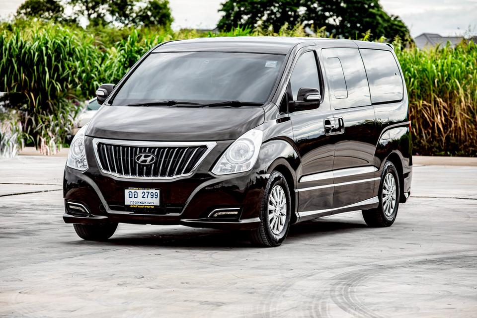 Hyundai H-1 ELITE 2.5 ดีเซล ปี 2016 สีดำ มือเดียวป้ายแดง 