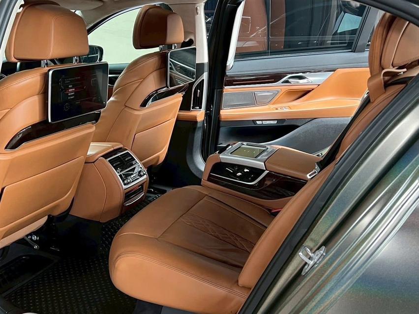BMW 740Li 3.0 G12 Pure Excellence Sedan 10