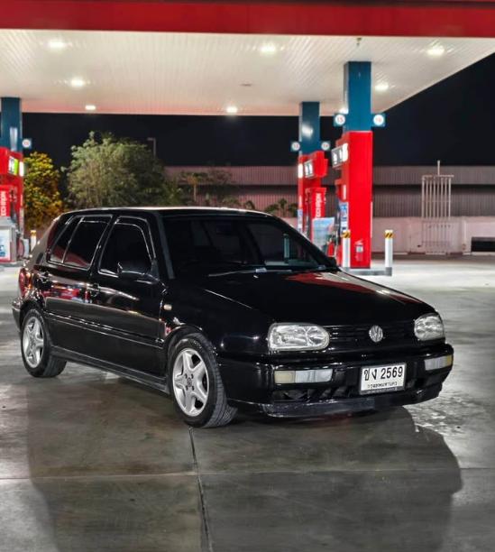 Volkswagen Golf สีดำ