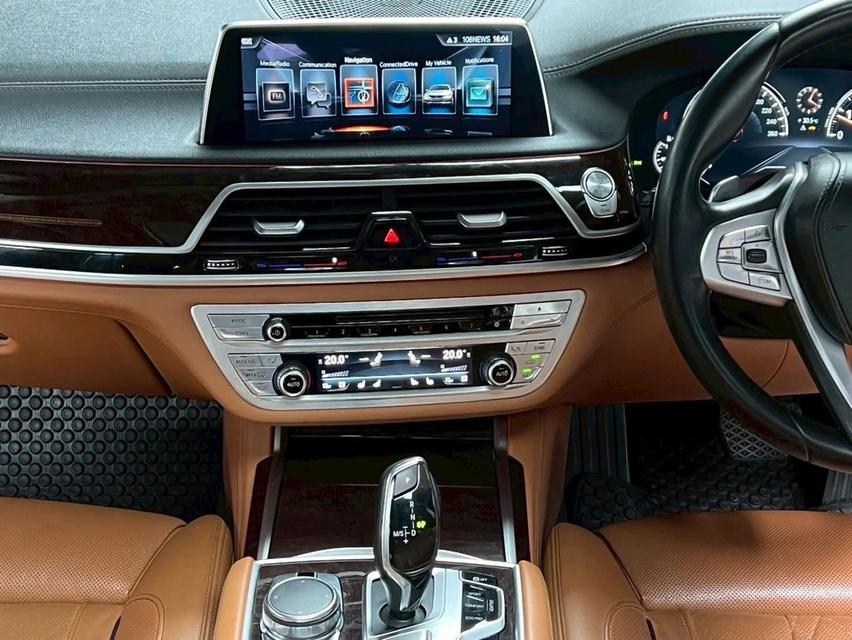 BMW 740Li 3.0 G12 Pure Excellence Sedan 9