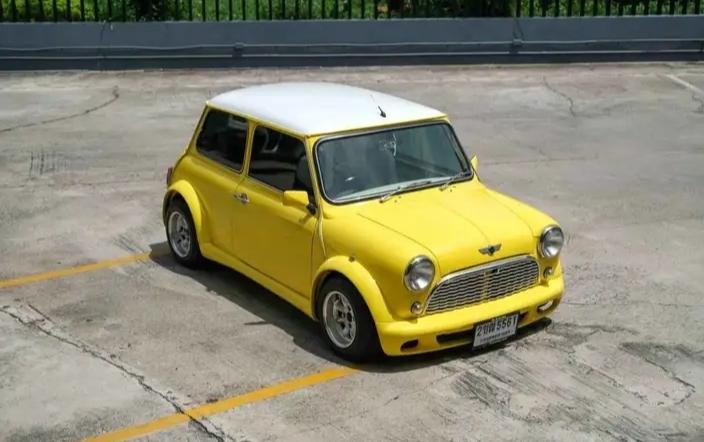 Mini Austin สีเหลือง ปี 1978