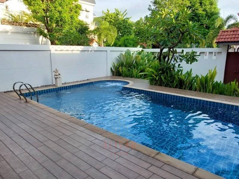 RH013424 Single house with private pool in New Petchburi Road 1