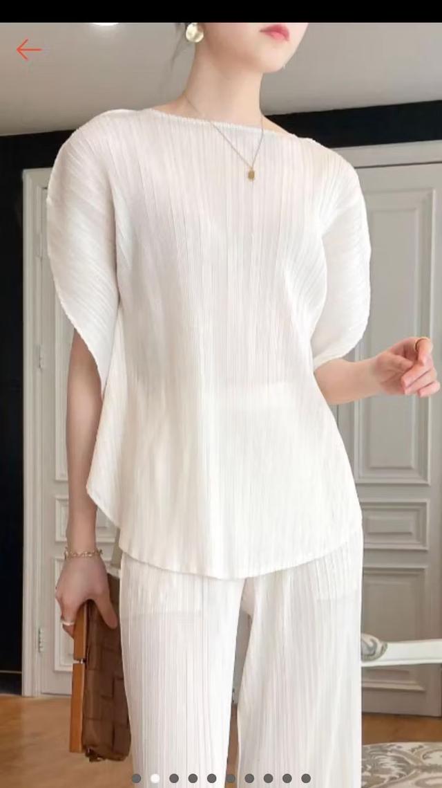 Pleats Top เสื้อพรีทสีขาวนวลออกเหลือง