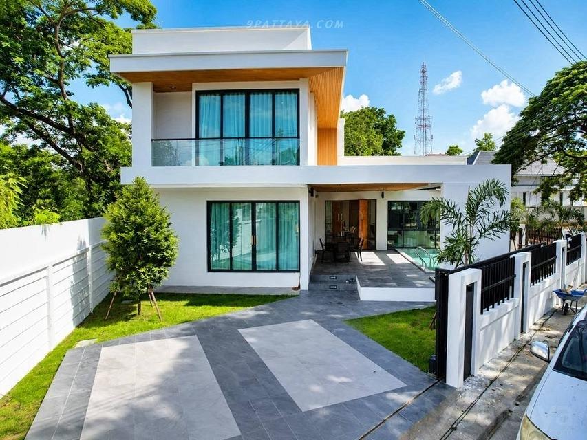 For Sale — Pool Villa near Jomtien BeachSpecial price pool villa in Soi Chaiyapruek, 1.5 km Jomtien Beach. Land size: 93.5 sq.wah 236 sq.m. 4 bedrooms 4