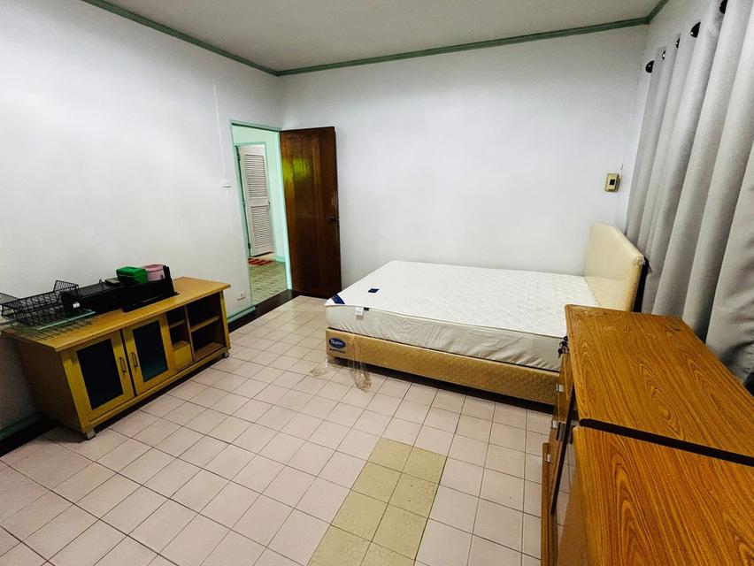 บ้านเช่าลาดพร้าว ให้เช่าบ้านใกล้รถไฟฟ้าโชคชัย4 เข้าออกได้2ทาง ฝั่งถนนลาดพร้าววังหิน,ถนนโชคชัย4 บ้านเดี่ยวหลังมุม 4นอน 2น้ำ แอร์3ตัว ตู้เย็น 2เครื่อง 19