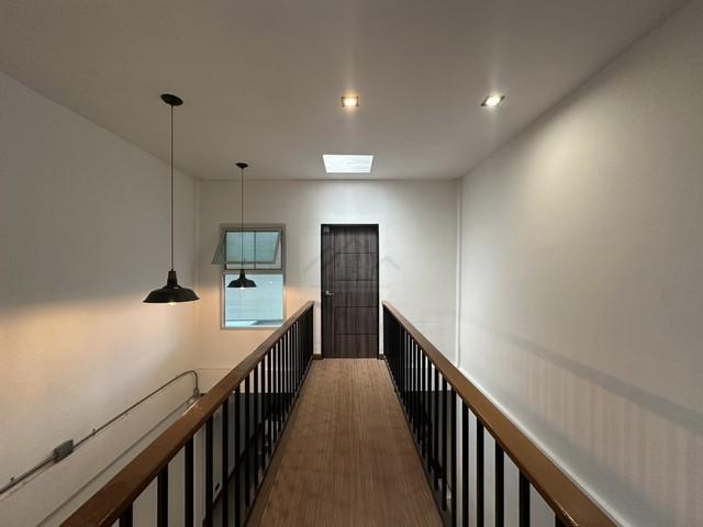 ขายทาวน์เฮ้าส์ 2 ชั้น สไตล์ Loft ลาดพร้าว โชคชัย 4 ซอย 55 ถนนเมน รีโนเวทใหม่พร้อม double volume กลางบ้าน 2