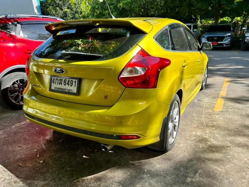 Ford Focus สีเหลือง