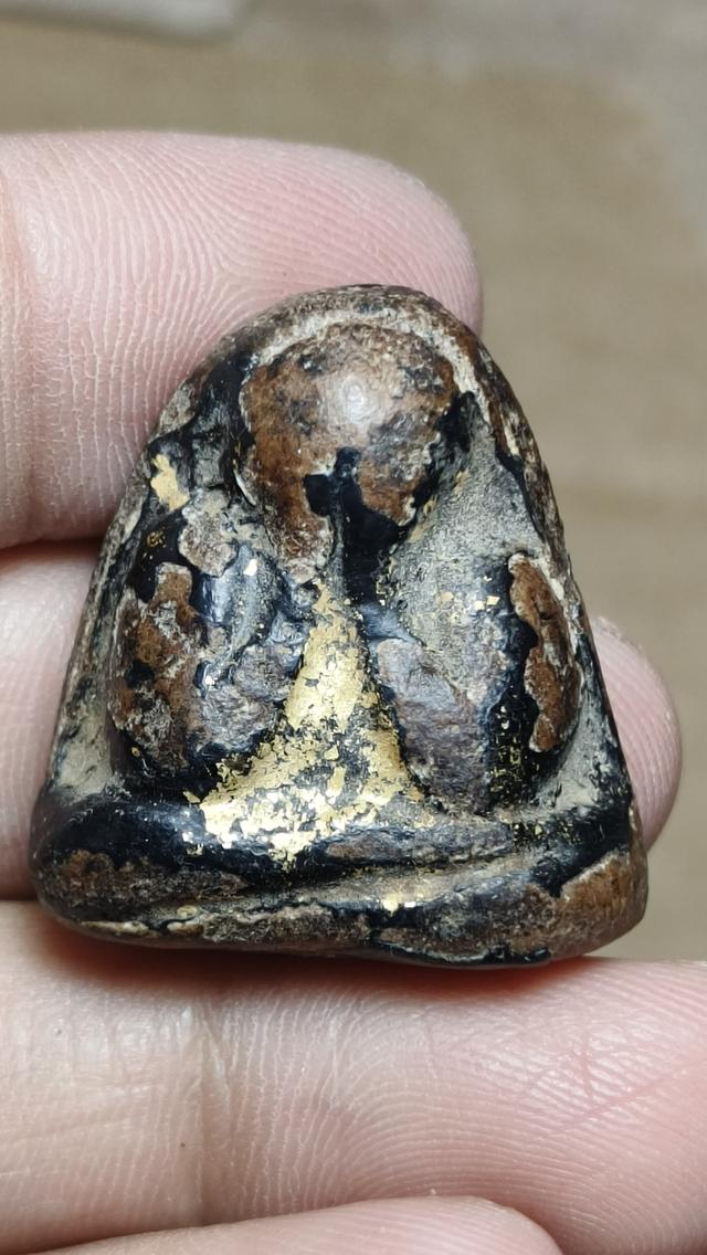 พระปิดตาหลวงพ่อแก้ววัดเคลือวัล พิมพ์หลังแบบ