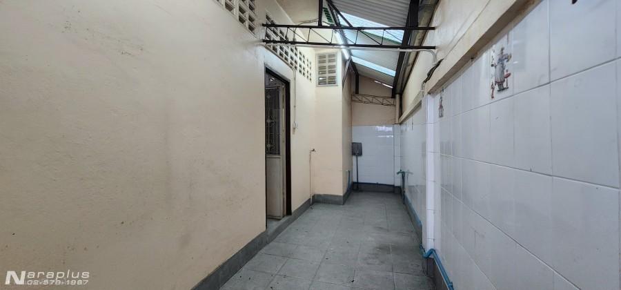 69030200 : ขายทาวน์เฮ้าส์ 2 ชั้นหลังมุม 2 หลังติด พร้อมต่อเติมหน้าบ้าน เนื้อที่หลังละ 15 ตารางวา รวม 30 ตารางวา ถนนเอกชัย 30 จอมทอง กรุงเทพฯ ทำเลดี เด 14