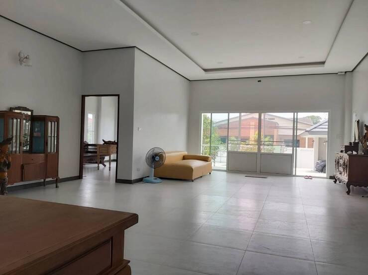 ให้เช่าบ้านสวนไทรม้าขนาด 200 ตรว มี 2 นอน 4 น้ำ  ห้องโถง ครัว พร้อมสวน 9