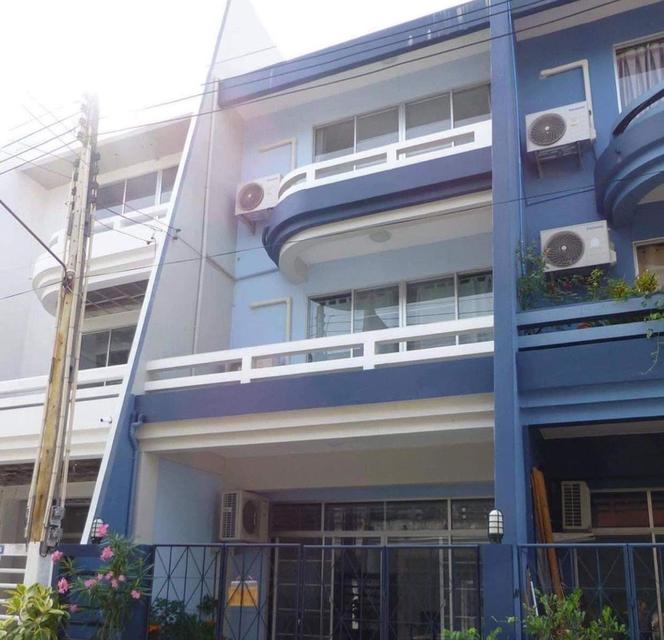 ทาวเฮ้าส์ 3 ชั้น มีดาดฟ้า หาดแม่รำพึง บ้านเพ ระยอง 1