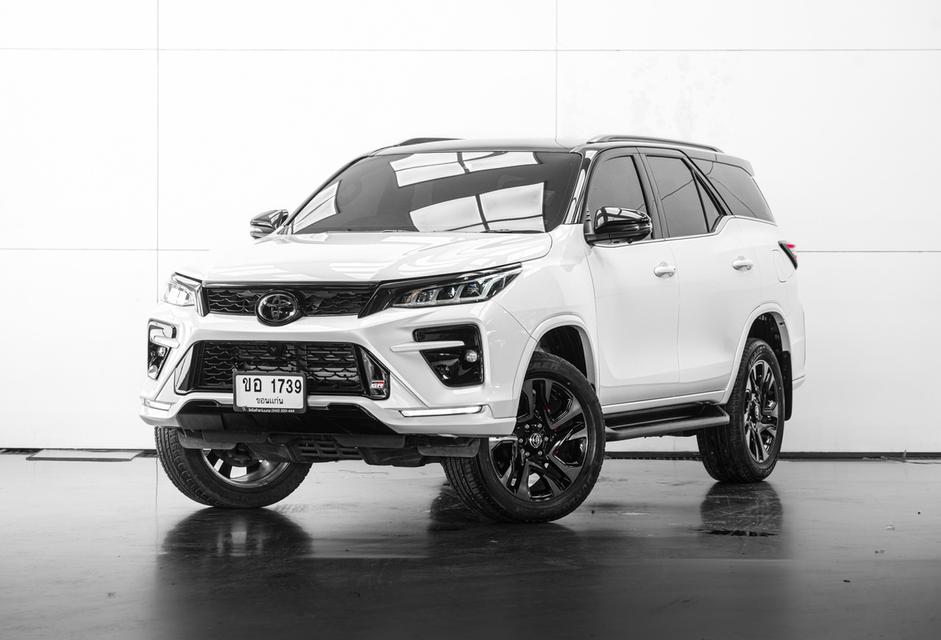 2022 TOYOTA FORTUNER 2.8 GR SPORT BLACK TOP 4WD SUV สีขาว-ดำ เลขไมล์ 27929 กม. 3