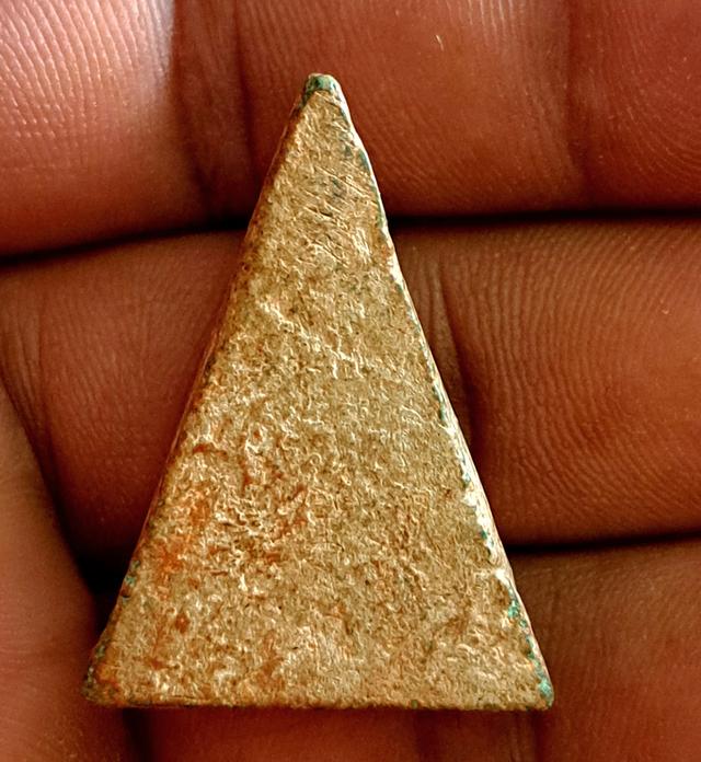 พระนางพญาเข่าโค้งเนื้อเขียว รูปที่ 2