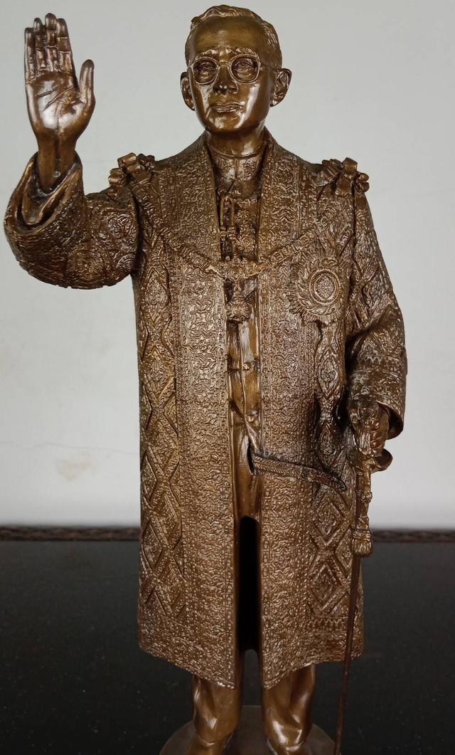 475.พระบรมรูปหล่อในหลวงรัชกาลที่9 พระบาทสมเด็จพระปรมินทรมหาภูมิพลอดุลยเดชทรงยินดี รูปย่อยที่ 3