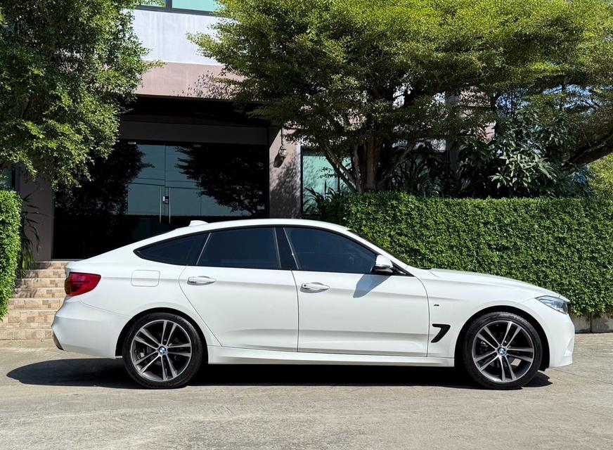 2018 BMW 320D GT MSPORT LCI รถมือเดียวออกป้ายแดง รถวิ่งน้อย เข้าศูนน์ตามระยะ รถไม่เคยมีอุบัติเหตุครับ รูปที่ 2