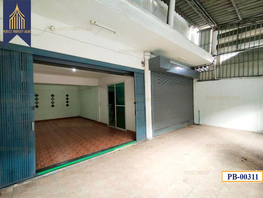 ขายอาคารพาณิชย์ 2 คูหา 3.5 ชั้น พื้นที่ใช้สอยเยอะ เหมาะสำหรับอยู่อาศัย โกดังเก็บของ ใกล้รถไฟฟ้า เดินทางสะดวก 3