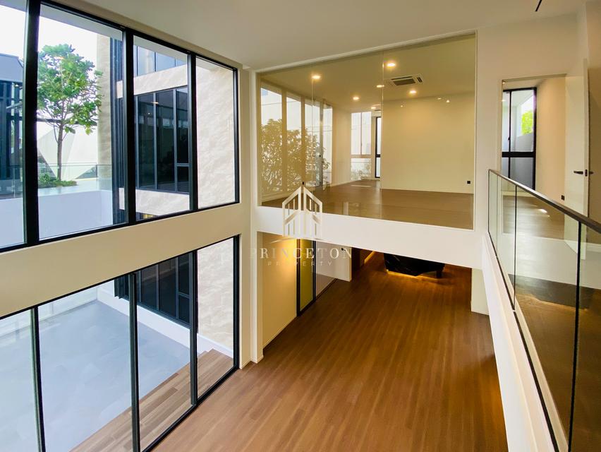 VIVE New Krungthep Kreetha Luxury 3-Storey Modern Home 9