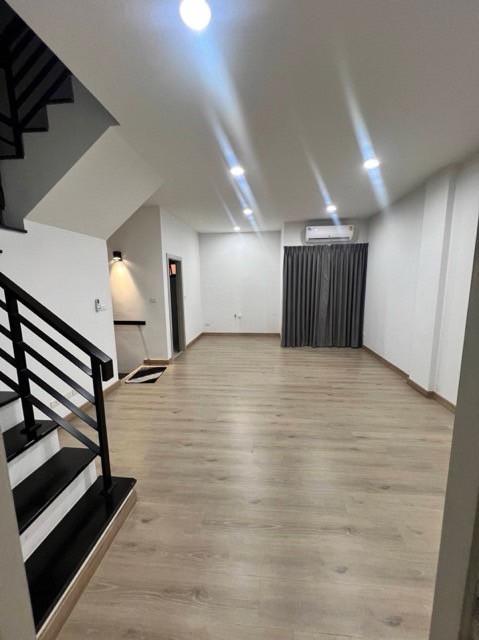 ให้เช่าโฮมออฟฟิศ  4 ชั้น โครงการ Premium Place เกษตร-นวมินทร์ ติดถนนสุคนธสวัสดิ์ เหมาะทำสำนักงาน คลินิกทันตกรรมหรือคลินิกเสริมความงาม 5