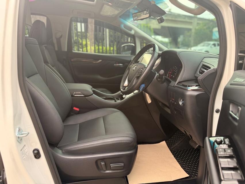 Toyota Alphard 2.5 SC Package ปี 2023 สีขาว 8