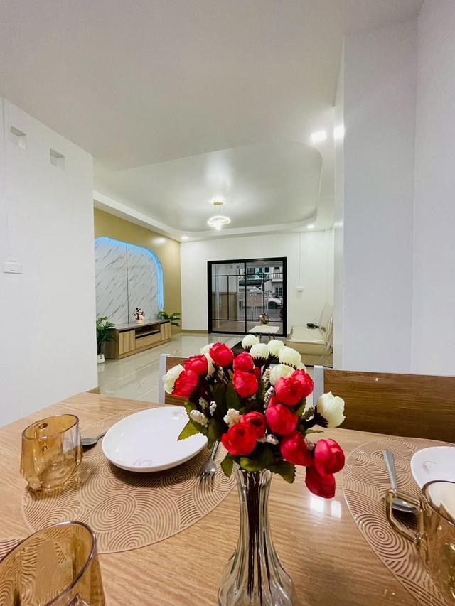 หมู่บ้านร่มเงาไม้  ถนนวัดลาดปลาดุกทาวน์เฮ้าส์ 2 ชั้น หลังมุม ถนนเมน ตกแต่งใหม่พร้อมอยู่  เปลี่ยนระบบไฟใหม่ทั้งหลัง /ค้าขายได้/เพิ่มพื้นที่ใช้สอย 12