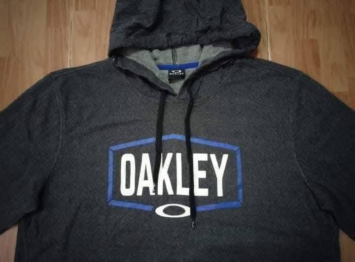 OAKLAY / REGULAR FIT เสื้อฮู๊ดสีโทนดำเทา เนื้อผ้าไม่หนา ยืดหยุ่น ใส่สบาย สภาพดีมาก ไม่มีตำหนิ ป้ายแคร์ตะเข็บในถูกตัดออก รูปที่ 2