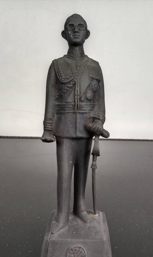 607.พระบรมรูปหล่อสมเด็จพระบูรพกษัตริยาธิราช รัชกาลที่ 1 - รัชกาลที่ 9 แห่งมหาจักรีบรมราชวงศ์ 10