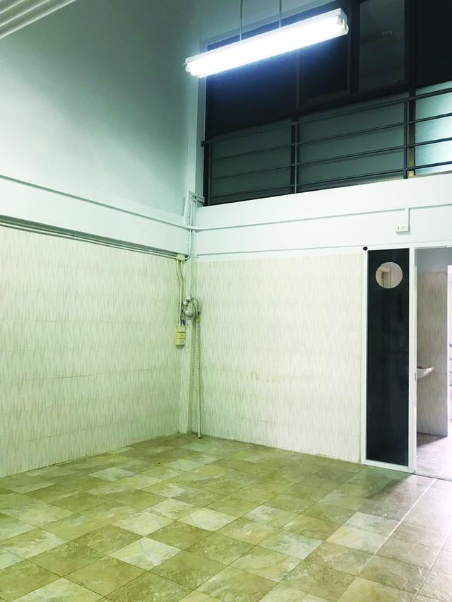 อาคารพาณิชย์ 4 ชั้น + ชั้นลอย + ชั้นดาดฟ้า อยู่ ซอยกรมที่ดิน บางบัวทอง 10