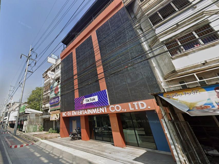 ขายด่วน อาคารพาณิชย์ 3 คูหาติดถ.รามอินทรา ปากซอย 1 ใกล้ Interchange เขียวชมพู,เซ็นทรัล ตีทะลุพื้นที่กว้าง พร้อมใช้ เหมาะ 2