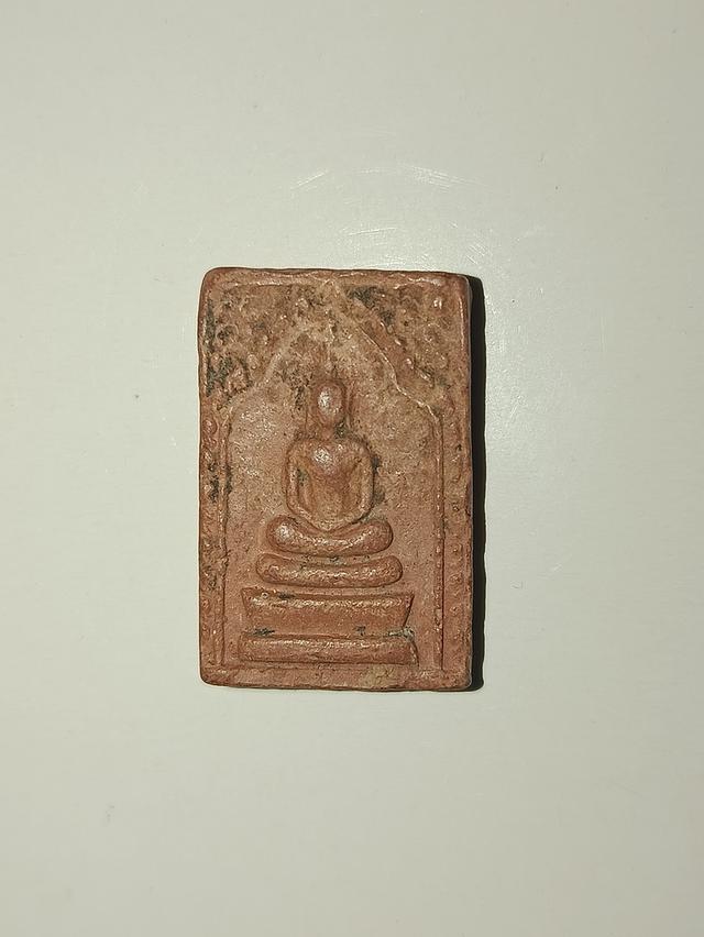  เป็นพระเนื้อดินผสมผงใบลาน  สร้างในยุคต้นๆ ของหลวงพ่อพูน  ด้านหลังขององค์พระเป็นแบบหลังเรียบหรืออาจมียันต์ 