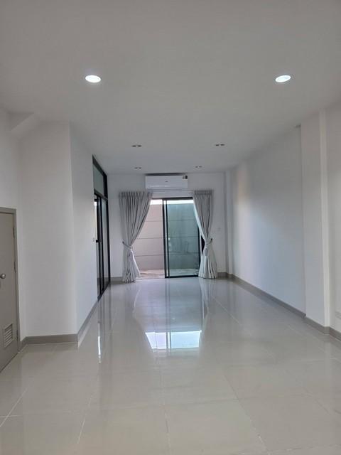 ให้เช่าทาวน์โฮม 3 ชั้น 20 ตร.ว. พรีเมียม เพลส พหลโยธิน-รามอินทรา ถนนเทพรักษ์ 4