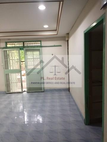 ขายที่ดินแปลงมุม 74 ตารางวาพร้อมสิ่งปลูกสร้างย่านเสรีไทย81 สวนสยามทาวน์เฮ้าส์ชั้นเดียว 2 หลัง มี 2 โฉนดแบ่งขายได้ 42 ตร.ว. และ 32 ตร.ว. 11