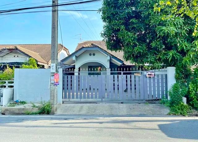 ถนนบางกรวย ไทรน้อย 100 ม. ถนนราชพฤกษ์ 3 กม. เซ็นทรัลเกตเกต 3 กม. MRT คลองบางไผ่ 3 กม. บ้านชั้นเดียวให้เช่า 3 นอน 2 น้ำ 2 5