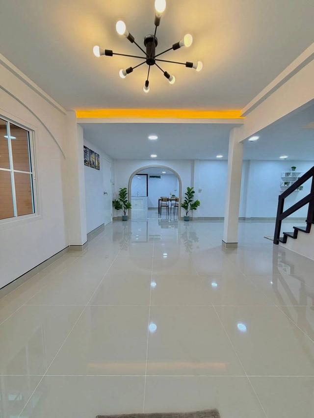 หมู่บ้านมิตรประชาวิลล่า 15 บางกรวย-ไทรน้อยบ้านเดี่ยว 2 ชั้น หลังมุมถนนเมน มีระเบียงชั้น 2 กว้าง ตกแต่งใหม่พร้อมอยู่ มีพื้นที่รอบบ้าน 5
