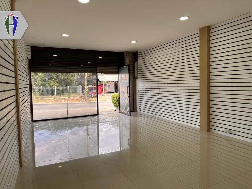 อาคารพาณิชย์ ซอยเขามะกอก ชัยพฤกษ์ พัทยา ให้เช่า • ชั้นที่ 1 สามารถทำการค้าได้ ทำเป็นออฟฟิศ ติดตั้งประตูกระจกแล้ว 22 ตารางวา • ชั้นที่ 2 1 ห้องนอน ห้อง 1