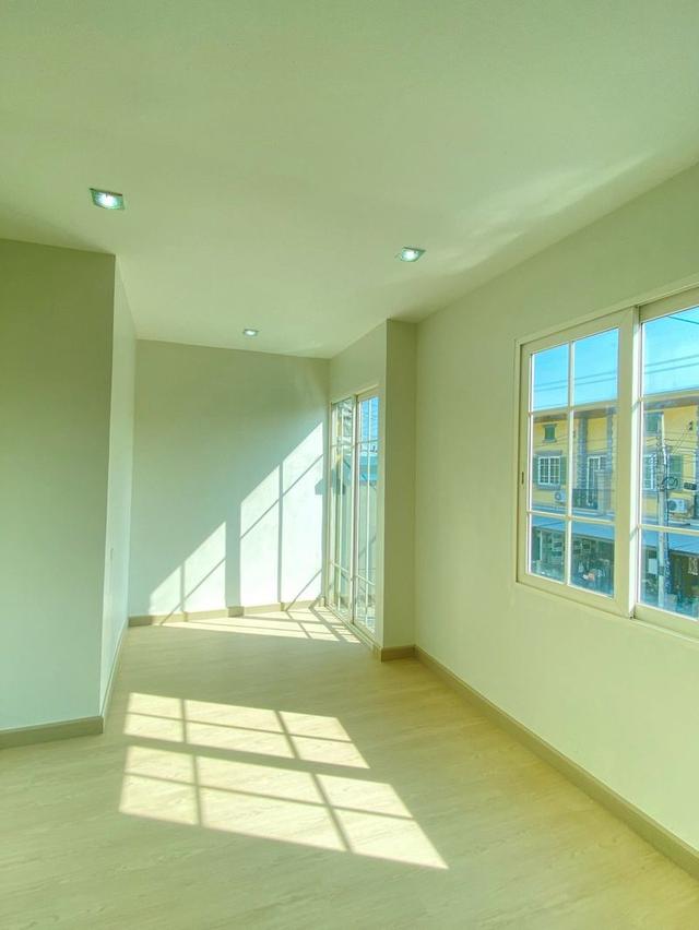 ขายทาวน์เฮาส์ 2 ชั้น เนื้อที่ 27.1 ตร.วา หลังมุม หมู่บ้านเดอะโกลเด้น ทาวน์ อ่อนนุช-พัฒนาการ ซ.7/4 ซอยอ่อนนุช 65 แขวงประเวศ เขตประเวศ กร 8