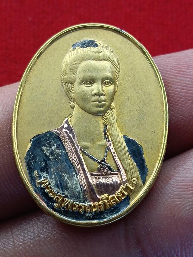 เหรียญพระสุพรรณกัลยา หลังสามพระองค์ เนื้อทองทิพย์ 3 กษัตริย์ ปี 2541 วัดลาดสิงห์ จ.สุพรรณบุรี