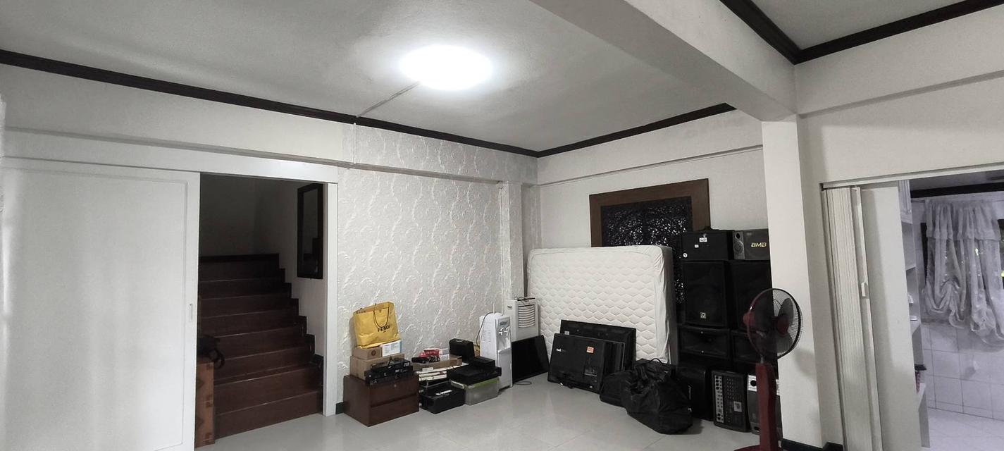 ขายด่วน ทาวน์โฮม 3ชั้น พระยาสุเรนทร์32  ตกแต่งสวยพร้อมอยู่ 4นอน 4 น้ำ 1ห้องนั่งเล่น1 ครัว 33ตรว  ราคา 3.59 ล้าน 3