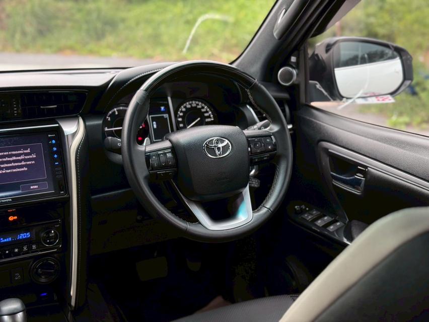 TOYOTA FORTUNER Wagon 4dr Legender 7st Auto 6sp RWD 2.8DCT 4WD  รุ่นพิเศษ 60th AnniversaryY2022. สีขาว ออโต้  19