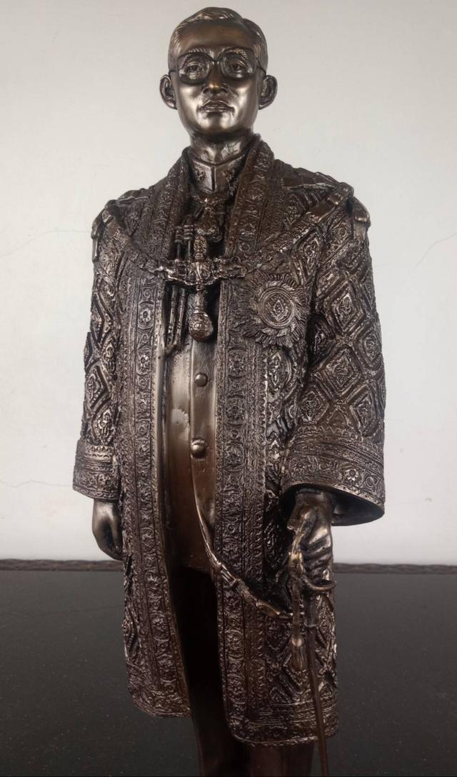 654.พระบรมรูปหล่อในหลวงรัชกาลที่ 9 พระบาทสมเด็จพระปรมินทรมหาภูมิพลอดุลยเดช (รมดำ) รูปที่ 2