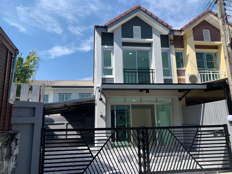 ขาย : ทาวน์เฮาส์ 2 ชั้น,เนื้อที่ 34.3 ตรว. หลังมุม ,หมู่บ้านกลอรี่เฮาส์ ถ.รามอินทรา 65 แยก 2-2  1
