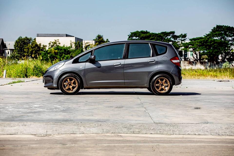 Honda Jazz 1.5S ปี 2014 สีเทา เกียร์ออโต้ มือเดียวป้ายแดง 10