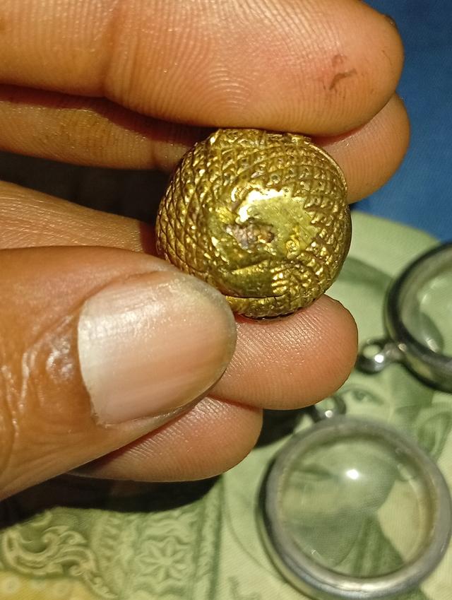 หลวงปู่คำพันโฆษปันโย  เป็นล็อตเดียวกับ Nak Geow 2545 ที่ราคาแพงมาก ผลิตเพียง 600 ชิ้นเท่านั้นเช่นกัน  เชื่อกันว่าพระนางเกวประทานความมั่งคั่ง แต่พระน รูปที่ 5