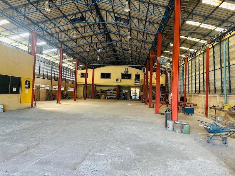 ขายที่ดินพร้อมสิ่งปลูกสร้าง โกดัง-โรงงาน เนื้อที่ 2-2-35ไร่ ติดถนนทำเลดี ใกล้บ้านหัวกุญแจ ตำบลคลองกิ่ว อำเภอบ้านบึง ชลบุรี มีโรงรถ บ้านพักคนงาน 12