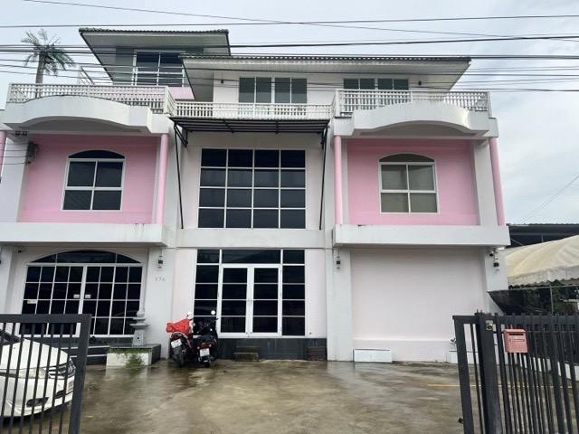 ให้เช่าโฮมออฟฟิศ 4 ชั้น พื้นที่ใหญ่ 100 ตร.ว.ซอยพัฒนาการ 97 ใกล้ทางด่วนและมอเตอร์เวย์ ใช้เป็นสำนักงาน โชว์รูม ศูนย์กระจายสินค้า หรืออยู่อาศัย ที่จอดรถ 1