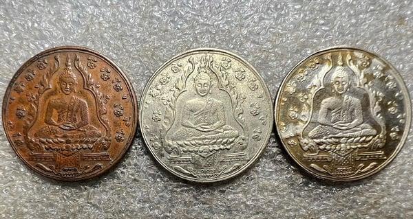 รูป เหรียญพระแก้วมรกต 3 เหรียญ 3 เนื้อ มีเนื้อเงิน,กะไหล่เงินและทองแดง