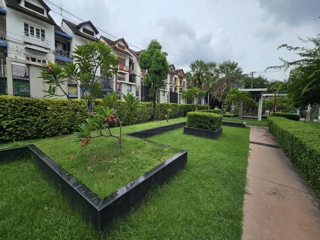 ขายทาวน์โฮม 2 ชั้นหลังมุม 40 ตรว. หมู่บ้าน ดิ เอ็กซ์คลูซีฟ The Exclusive นวลจันทร์ 56 ทำเลดี เดินทางสะดวก ใกล้ทางด่วน 8