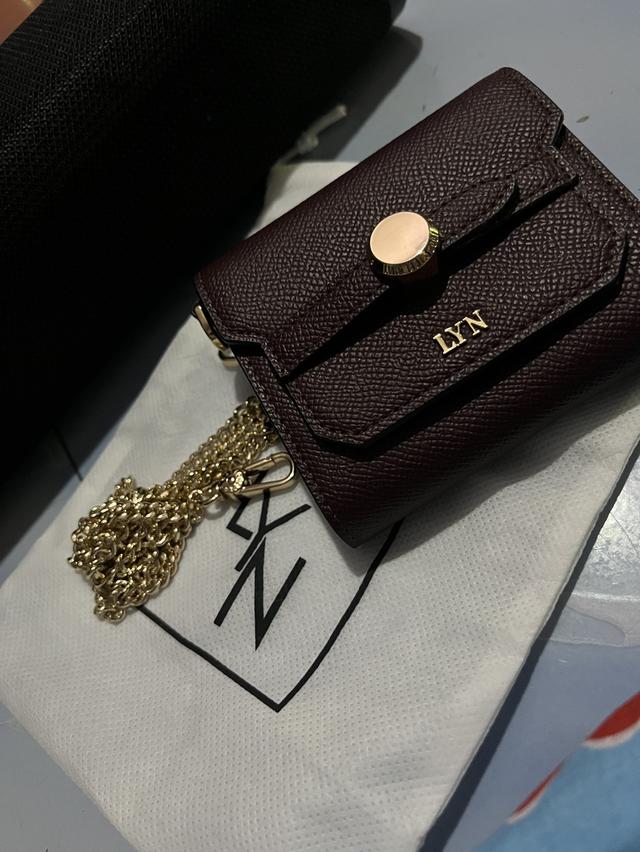 กระเป๋า LYN มือ2 มีสายคล้องในตัวสีทอง พร้อมถุงกระเป๋า