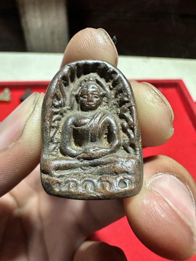 พระซุ้มกอเนื้อดิมพิมพ์กนก