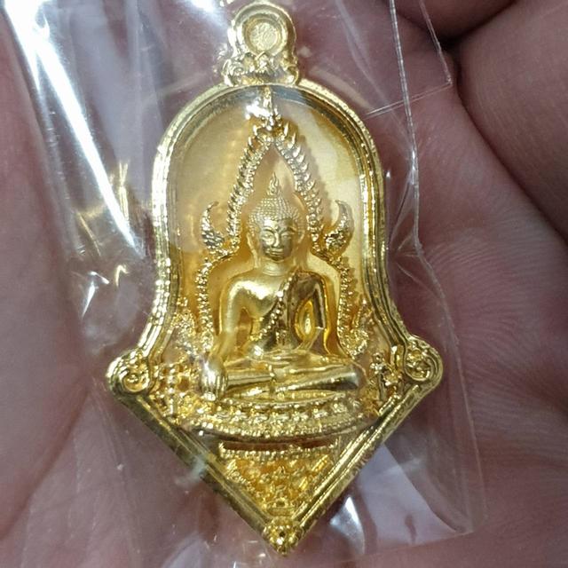 เหรียญพุทธศิลป์ พระพุทธชินราช ประทับหลังท้าวเวสุวรรณโณ รุ่น "ปลดหนี้" หลวงพ่ออิฏฐ์ กทุทจาโร วัดจุฬามณี จังหวัดสมุทรสงคราม พ.ศ. 2565 (ยังไม่แกะจากถุง)
