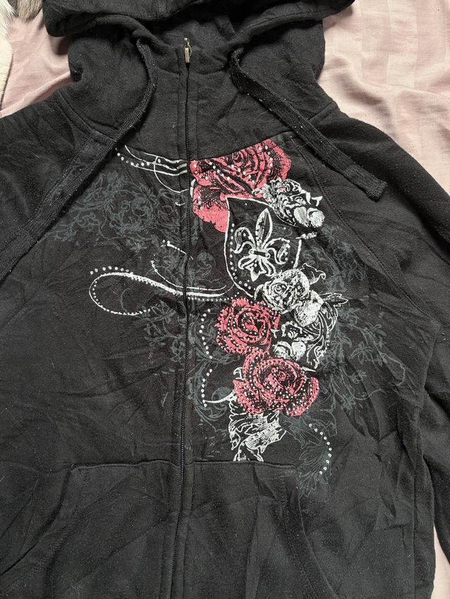 ฮู้ดสีดำ ไซส์ M สไตล์  โกธิค y2k ลายกุหลาบสีเงินและแดง ลวดลายสวยงามหน้าหลงไหล รูปที่ 2